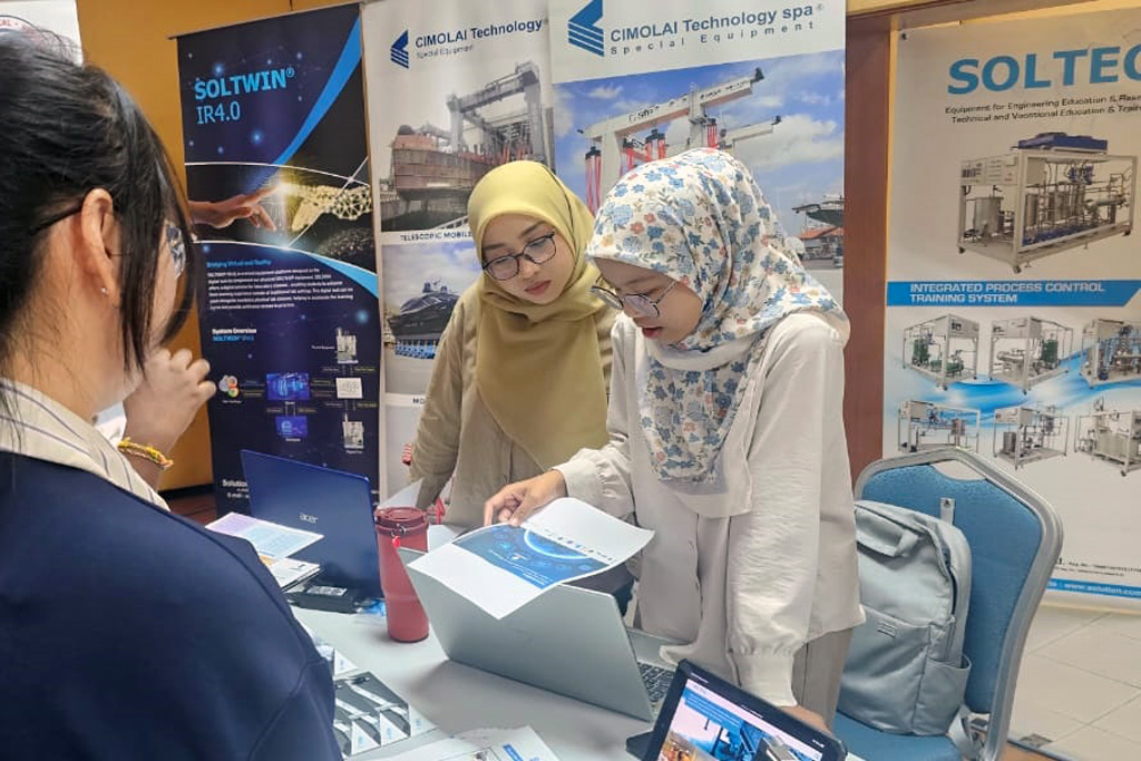 01 Blue Career Day-UMT