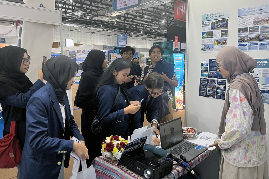 03 Blue Career Day-UI